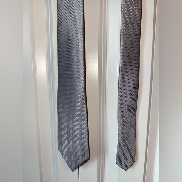 Calibrate Anser Solid Silk Tie in Charcoal - Picture 5 of 8